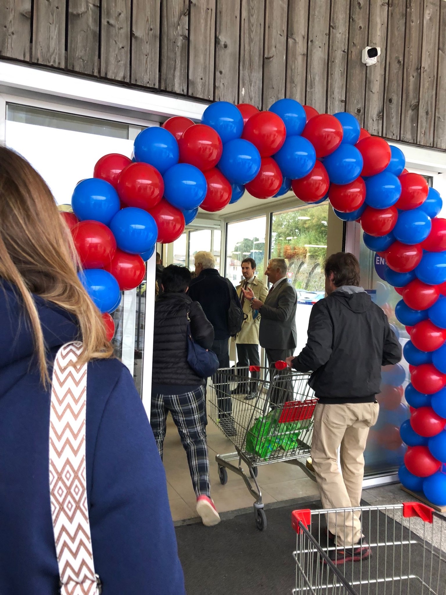 Porte aperte al nuovo supermercato Migross (ex Spaccaprezzi) a Centro Valle.